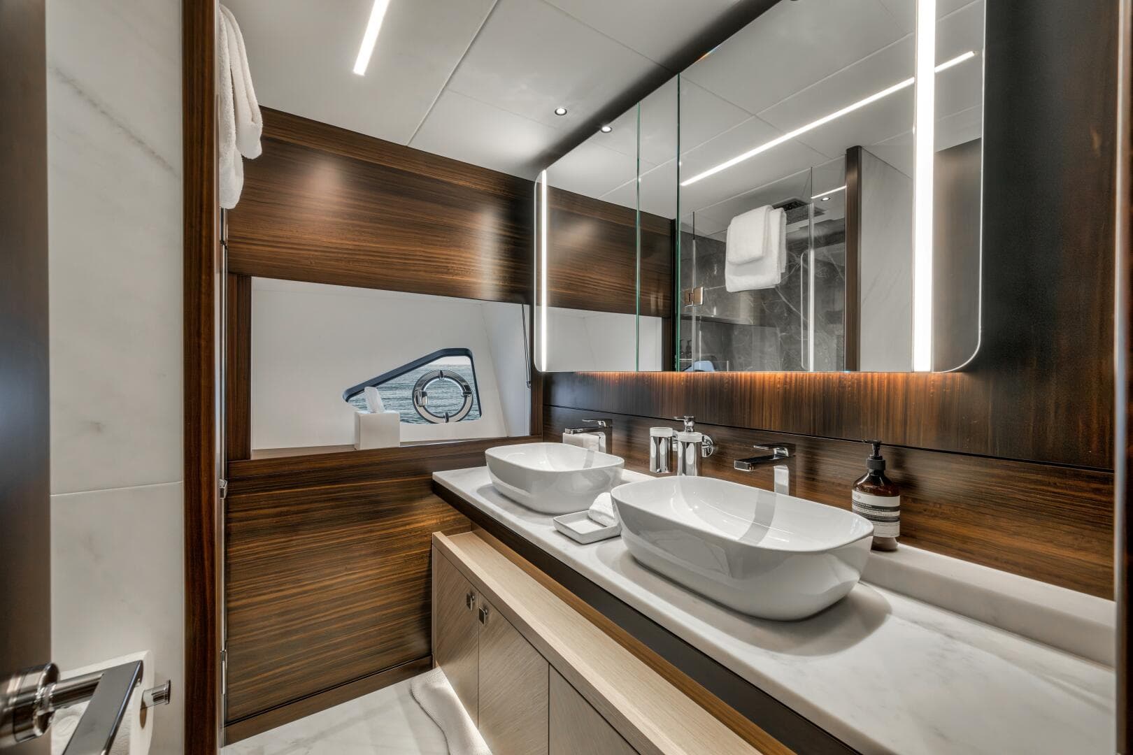 2026 Sunseeker 88 Yacht