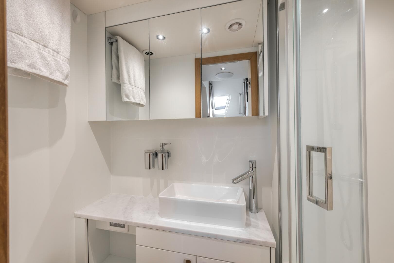 2026 Sunseeker 88 Yacht