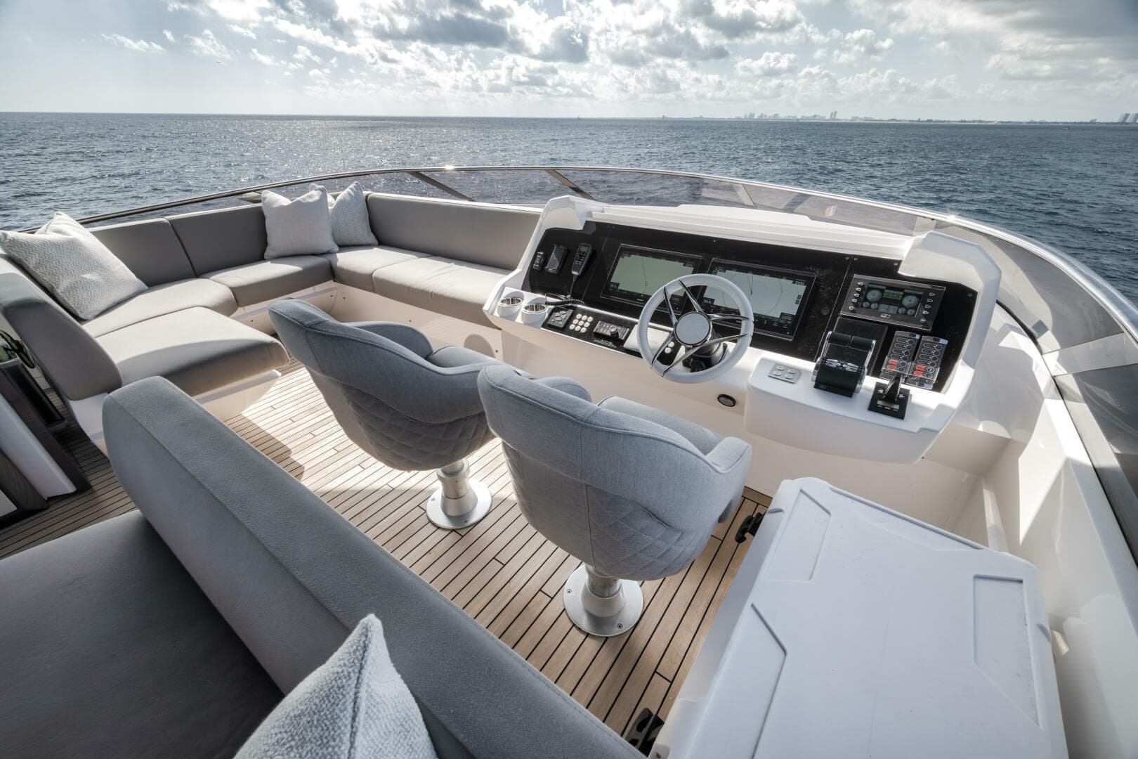 2026 Sunseeker 88 Yacht