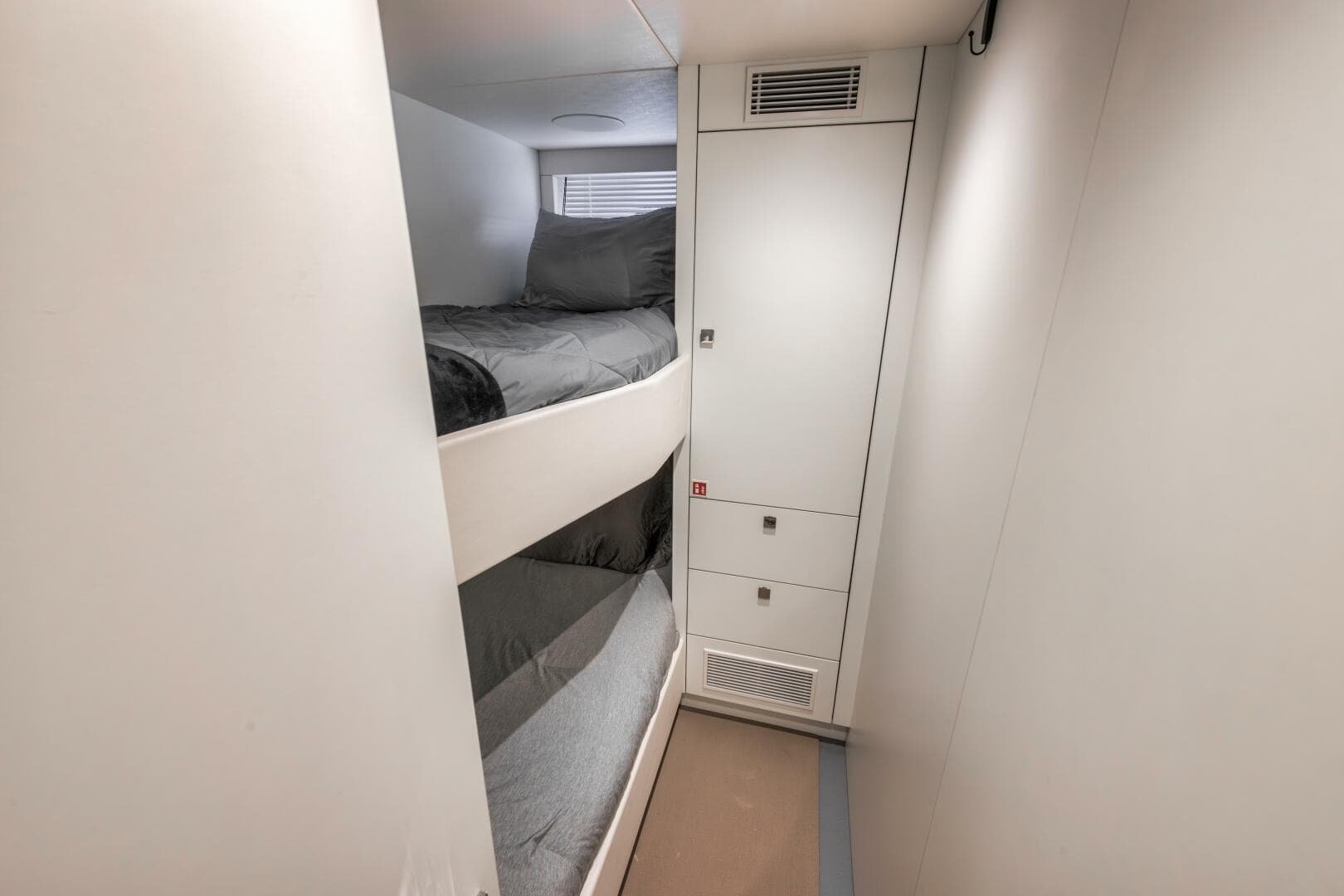 2026 Sunseeker 88 Yacht