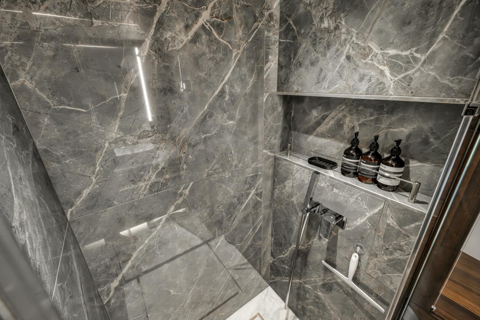 2026 Sunseeker 88 Yacht