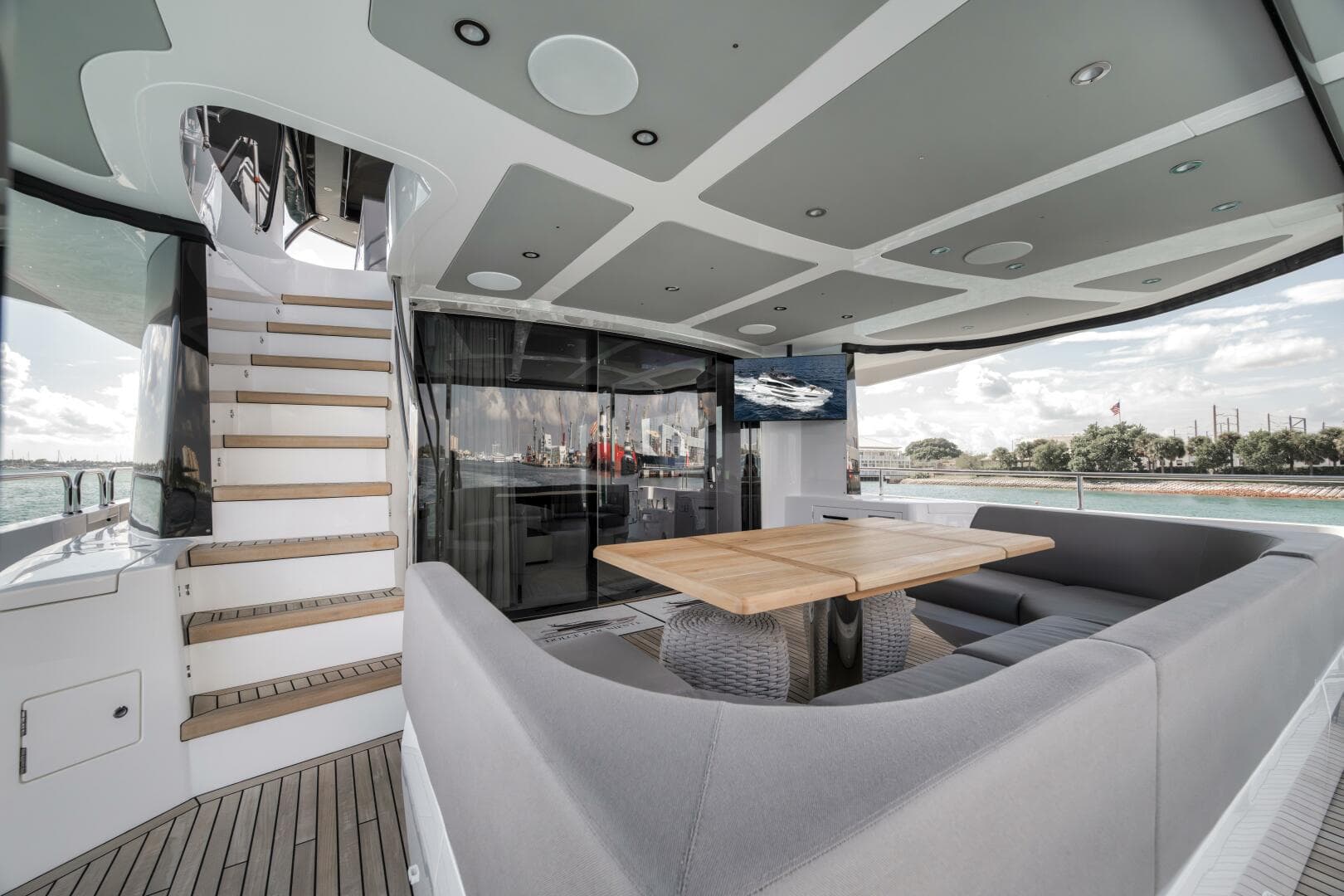 2026 Sunseeker 88 Yacht