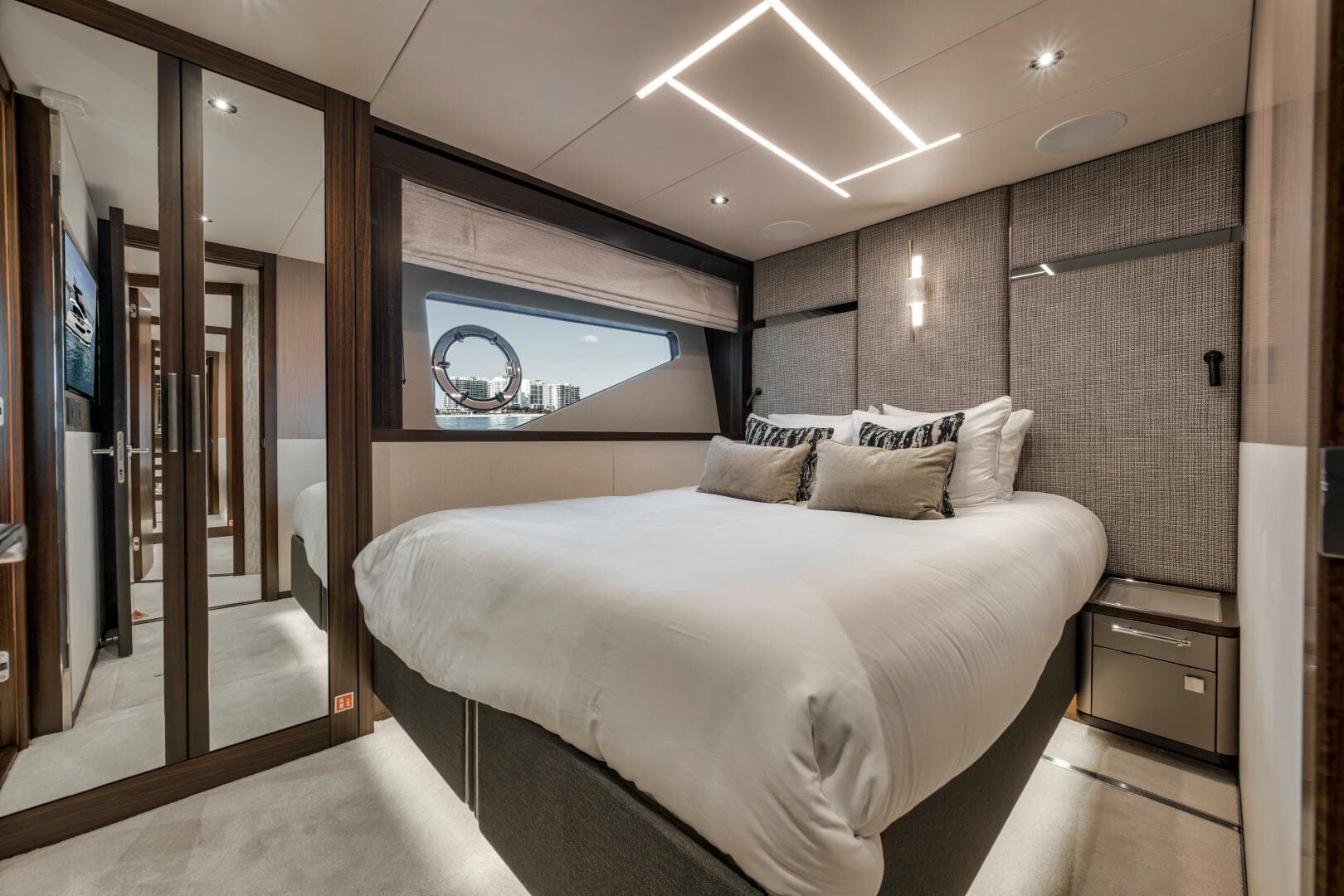 2026 Sunseeker 88 Yacht