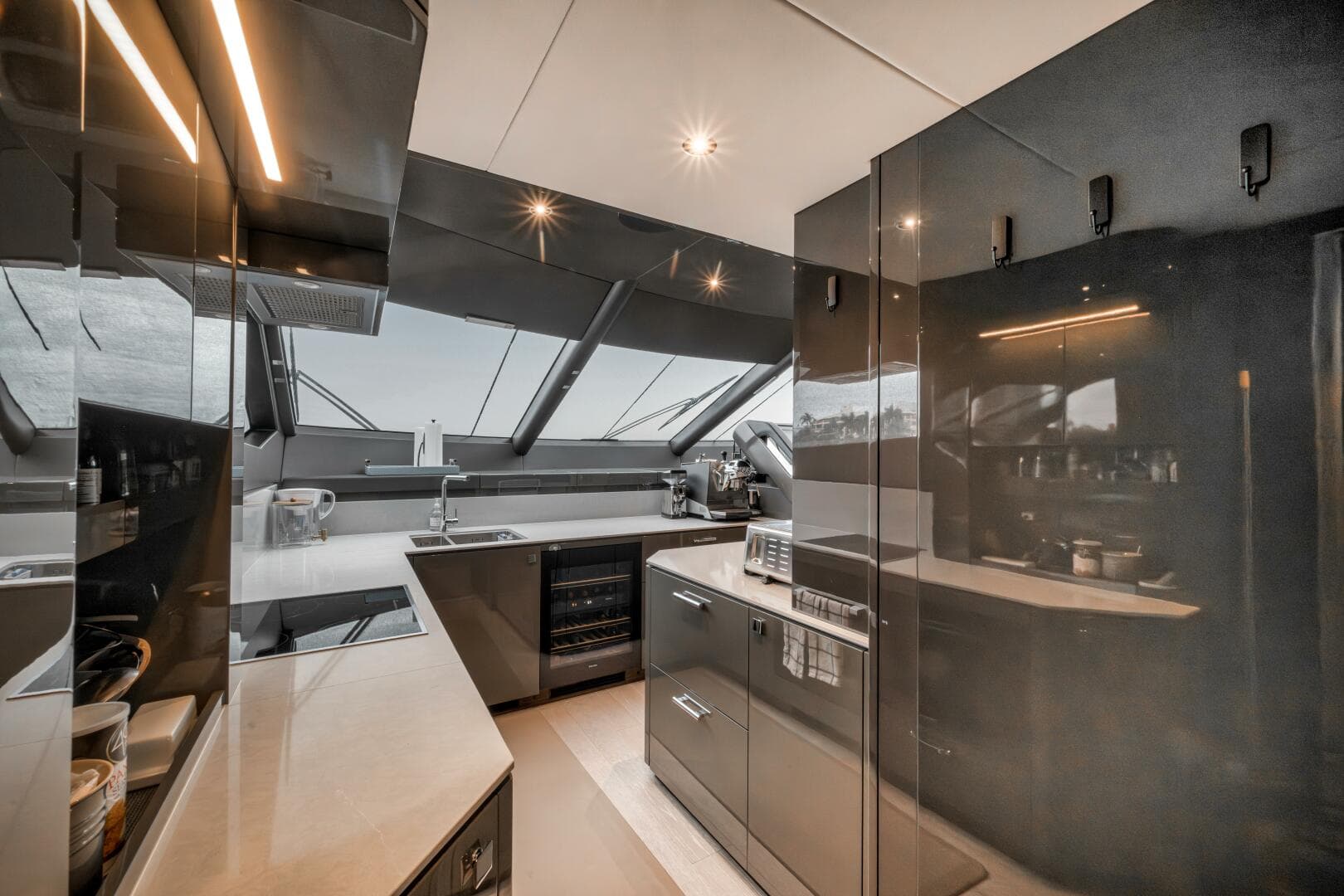 2026 Sunseeker 88 Yacht