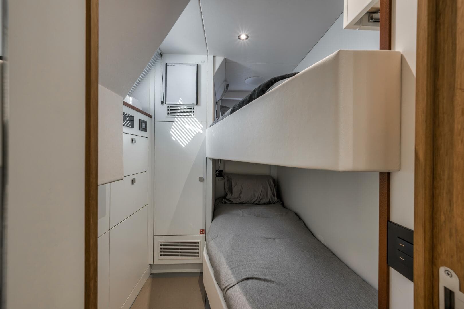 2026 Sunseeker 88 Yacht