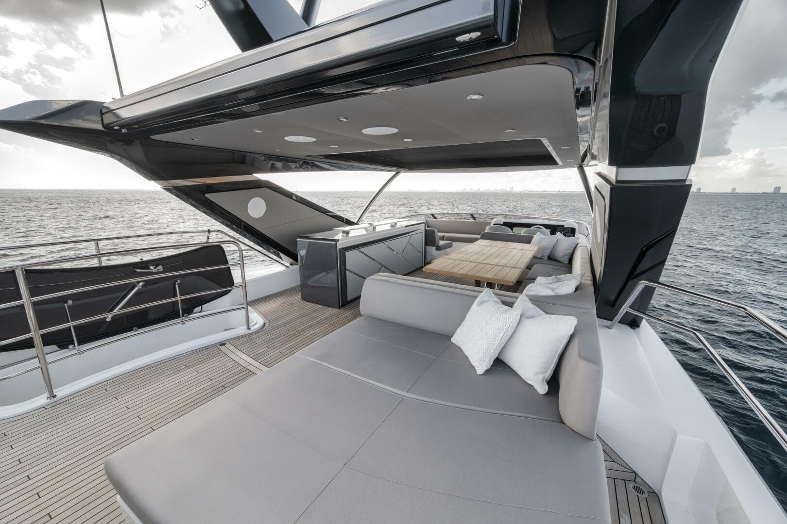 2026 Sunseeker 88 Yacht