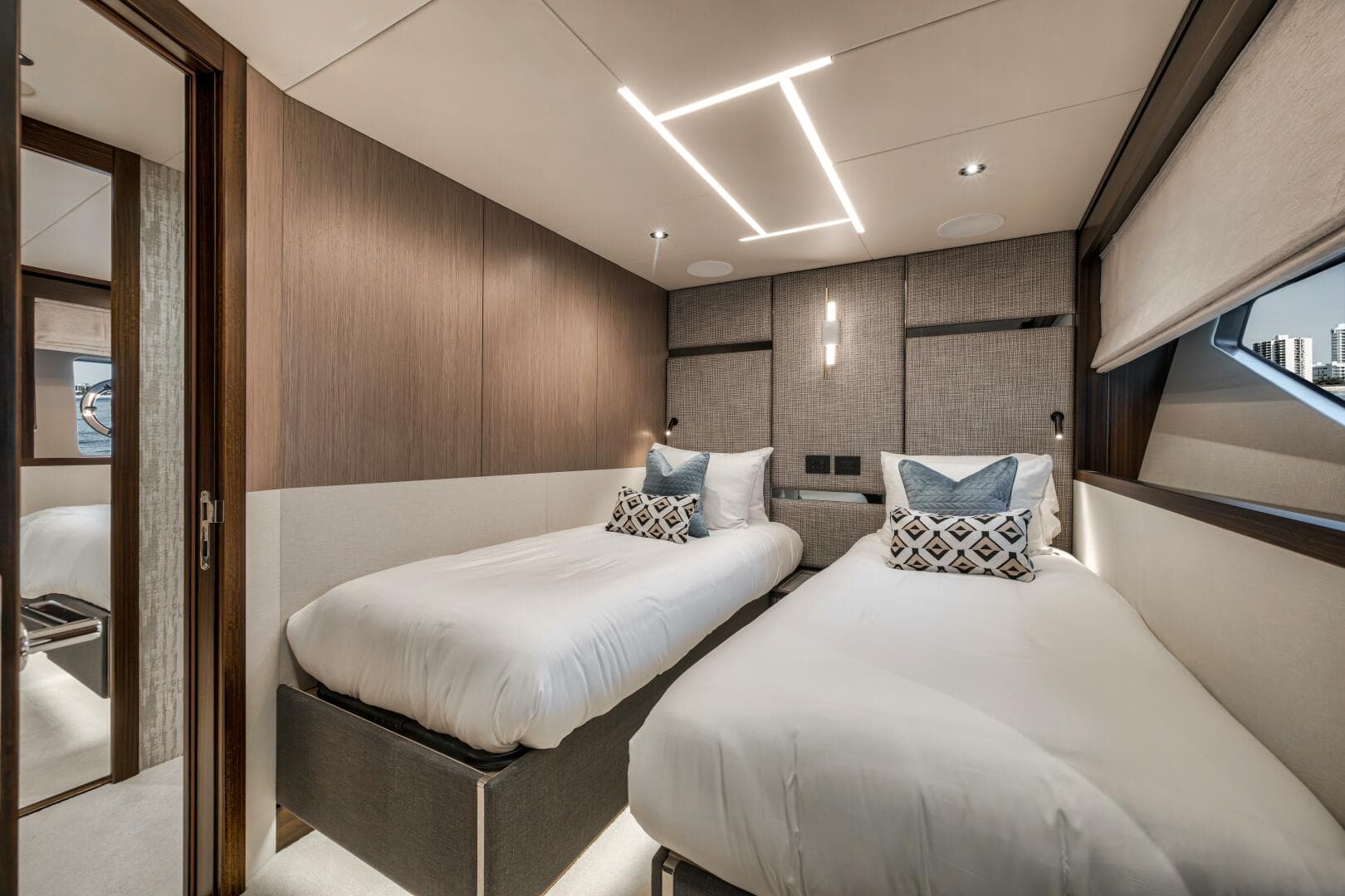 2026 Sunseeker 88 Yacht