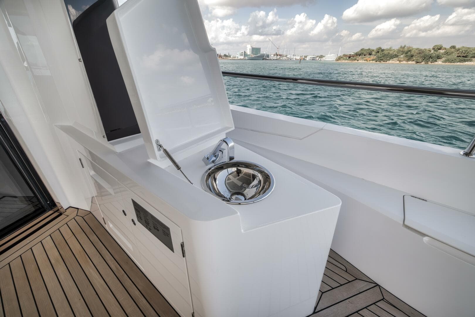 2026 Sunseeker 88 Yacht