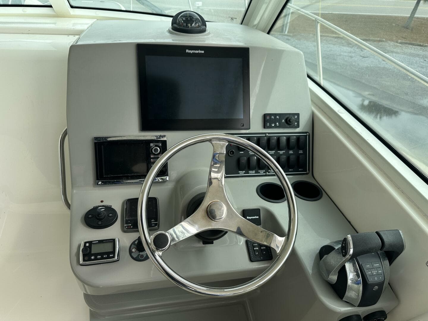 2016 Boston Whaler 315 Conquest