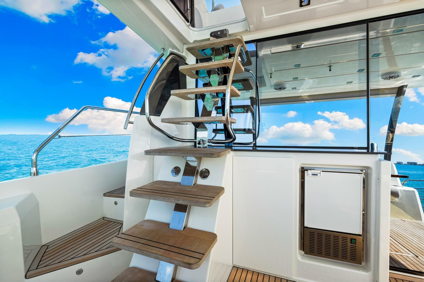 2019 Prestige 630 Flybridge - Stern