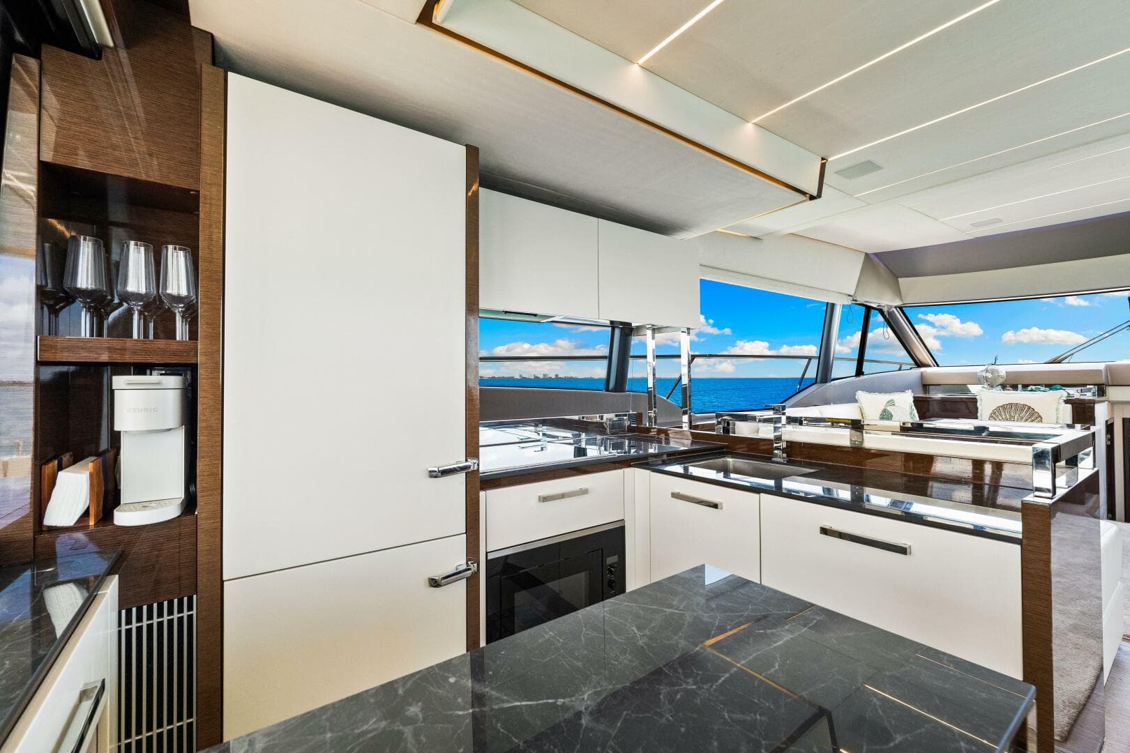 2019 Prestige 630 Flybridge - Galley