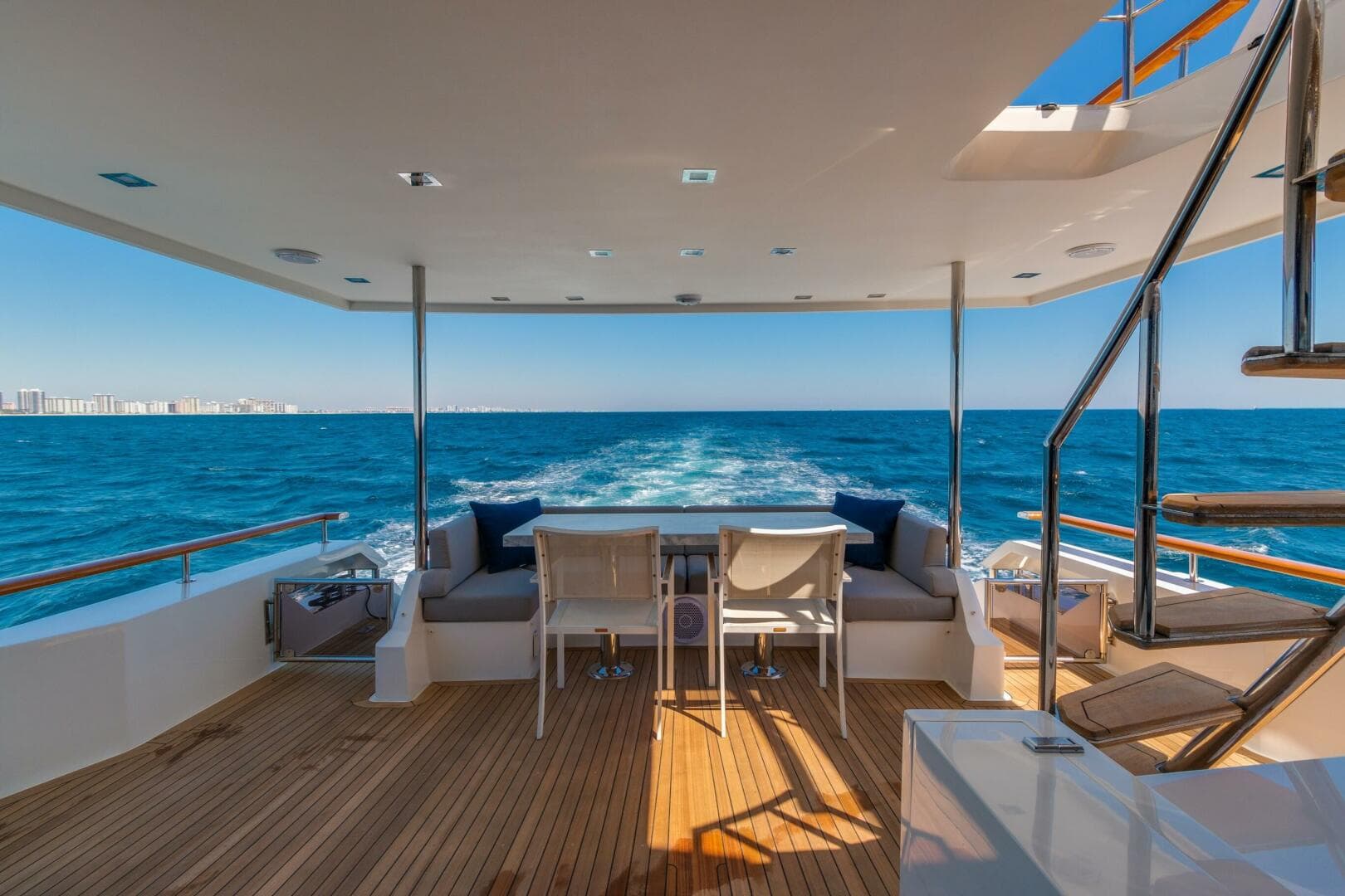 2012 Lazzara Yachts 