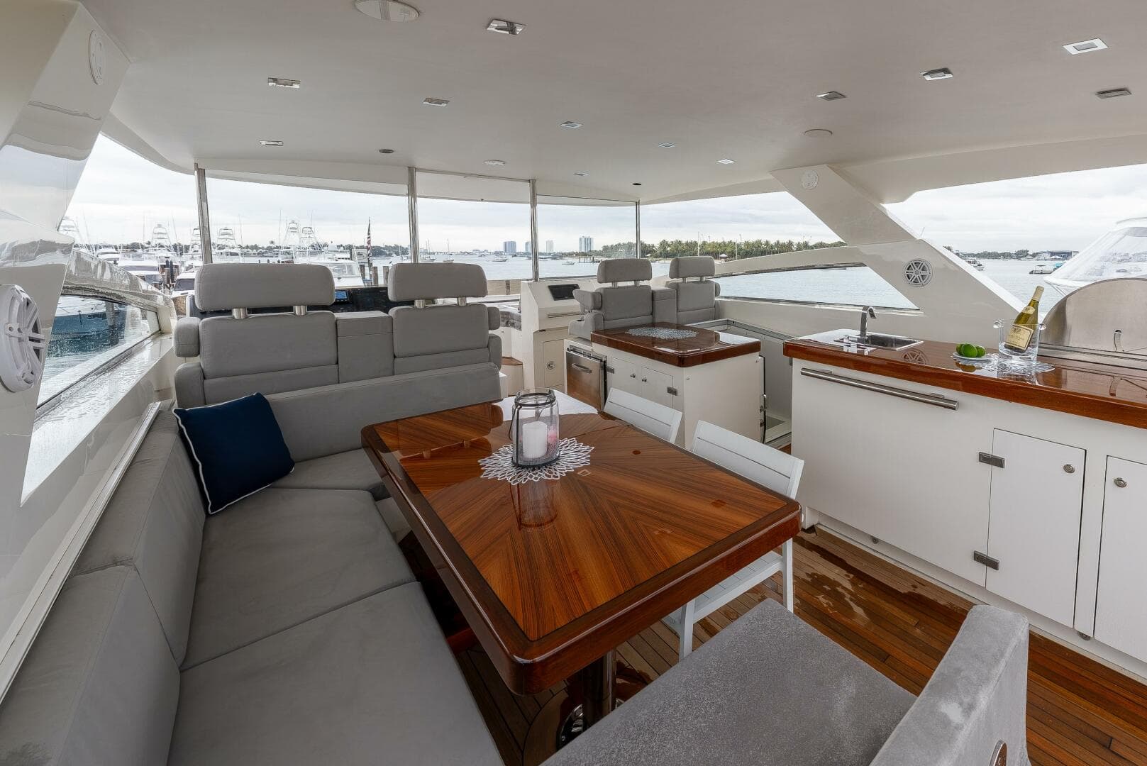 2012 Lazzara Yachts 