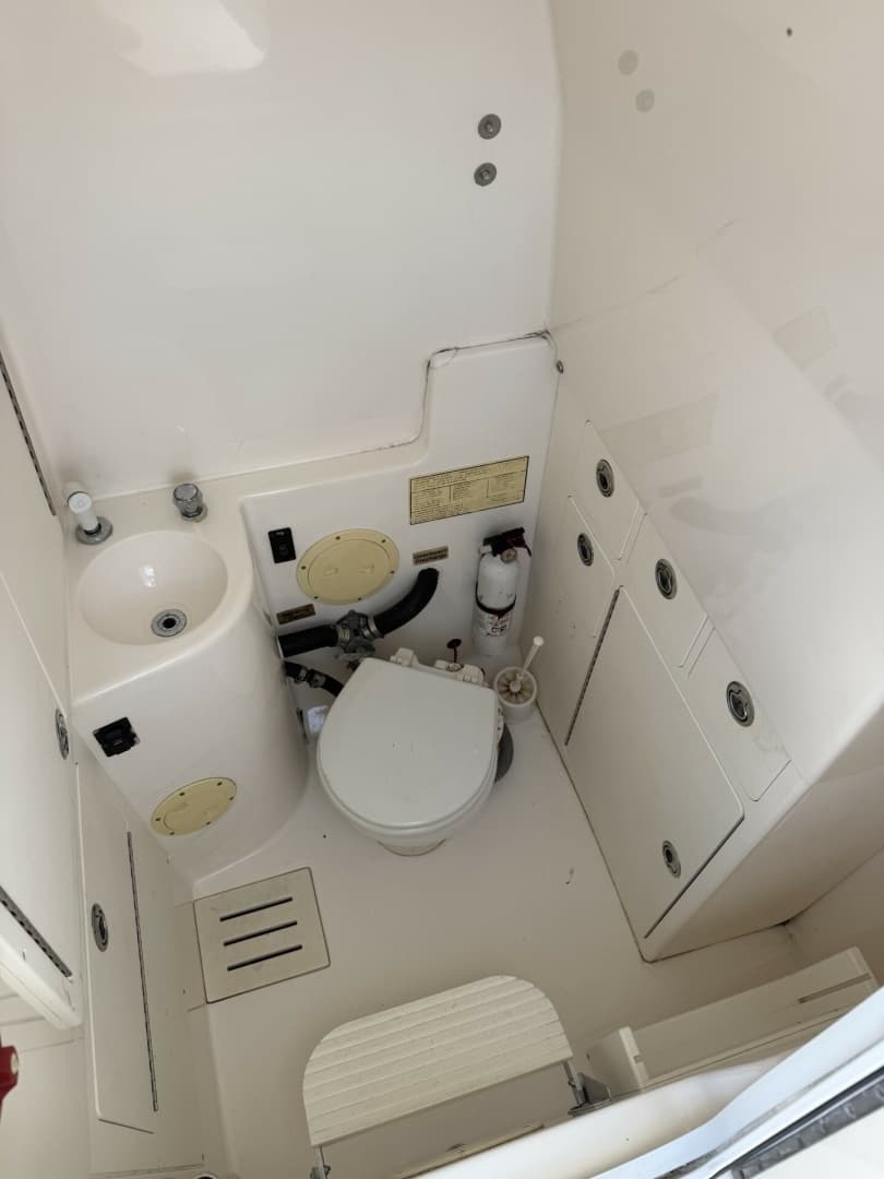 2006 Regulator 32 Center Console