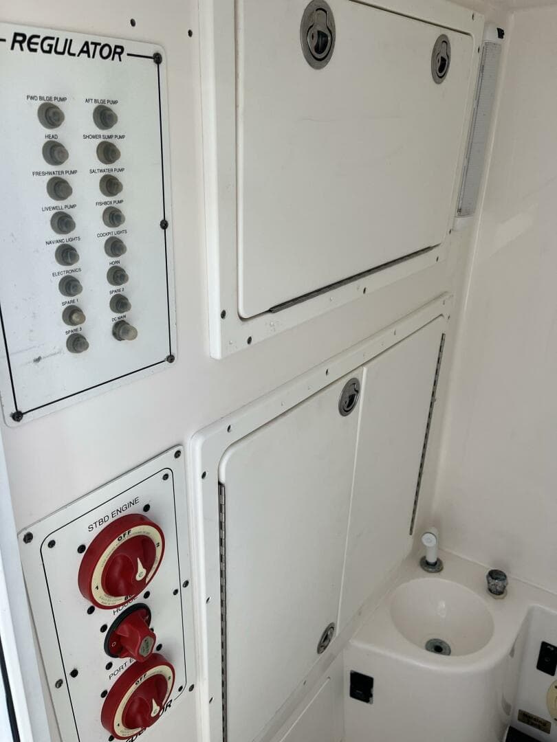 2006 Regulator 32 Center Console