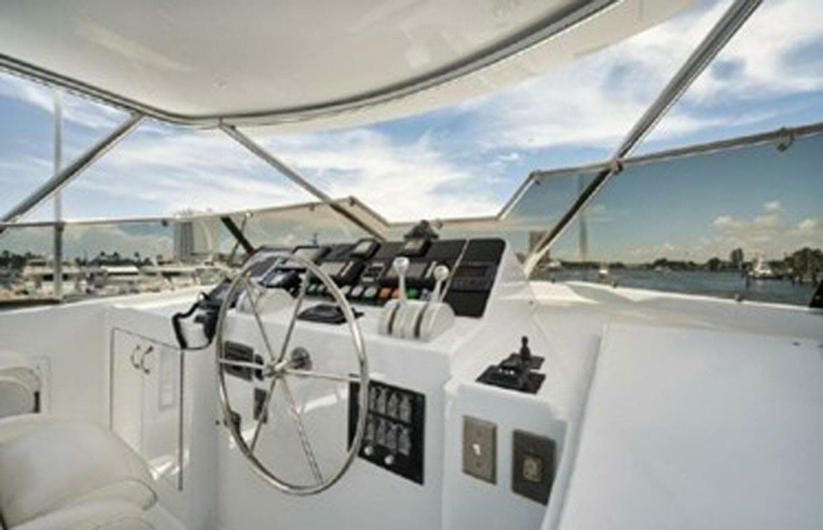 1998 Hatteras 74 Cockpit Motoryacht