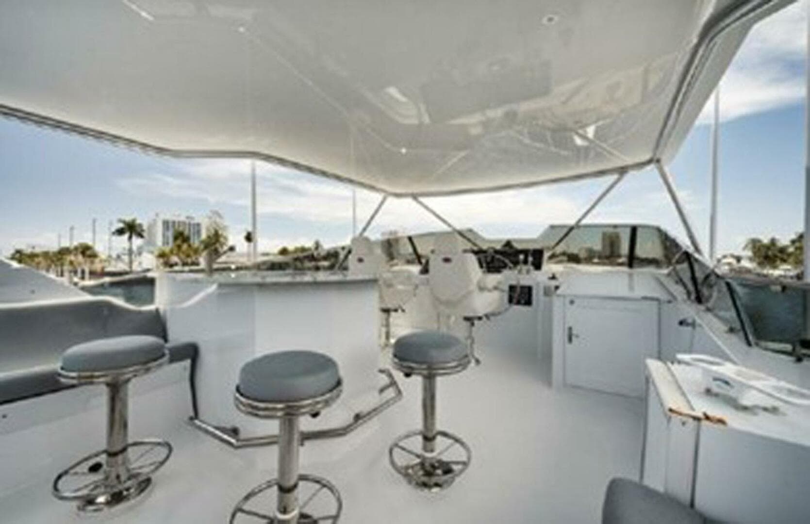 1998 Hatteras 74 Cockpit Motoryacht