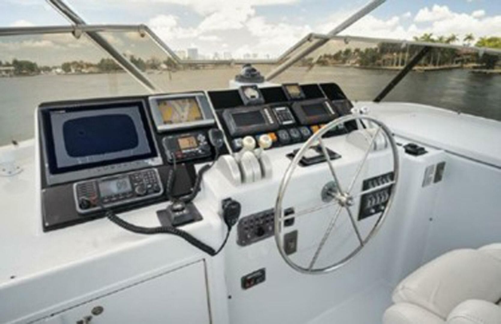 1998 Hatteras 74 Cockpit Motoryacht