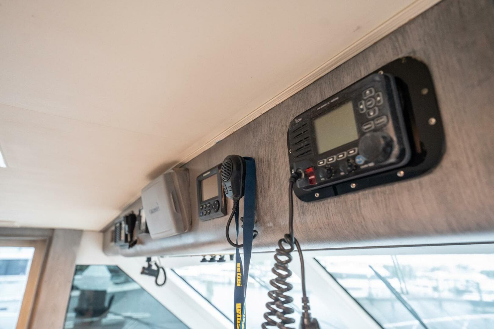 1998 Hatteras 74 Cockpit Motoryacht