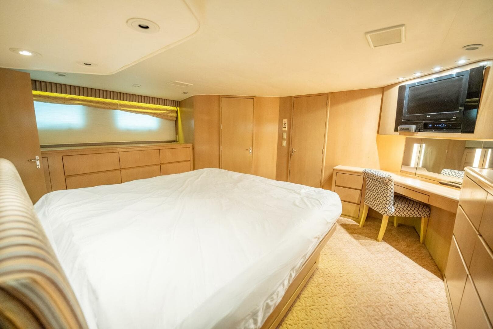 1998 Hatteras 74 Cockpit Motoryacht