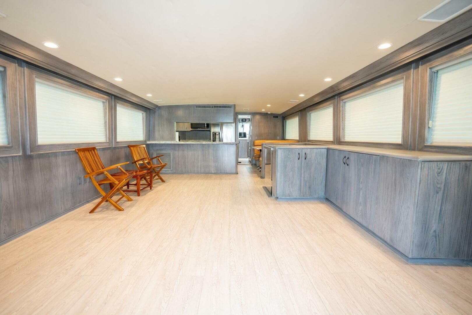 1998 Hatteras 74 Cockpit Motoryacht