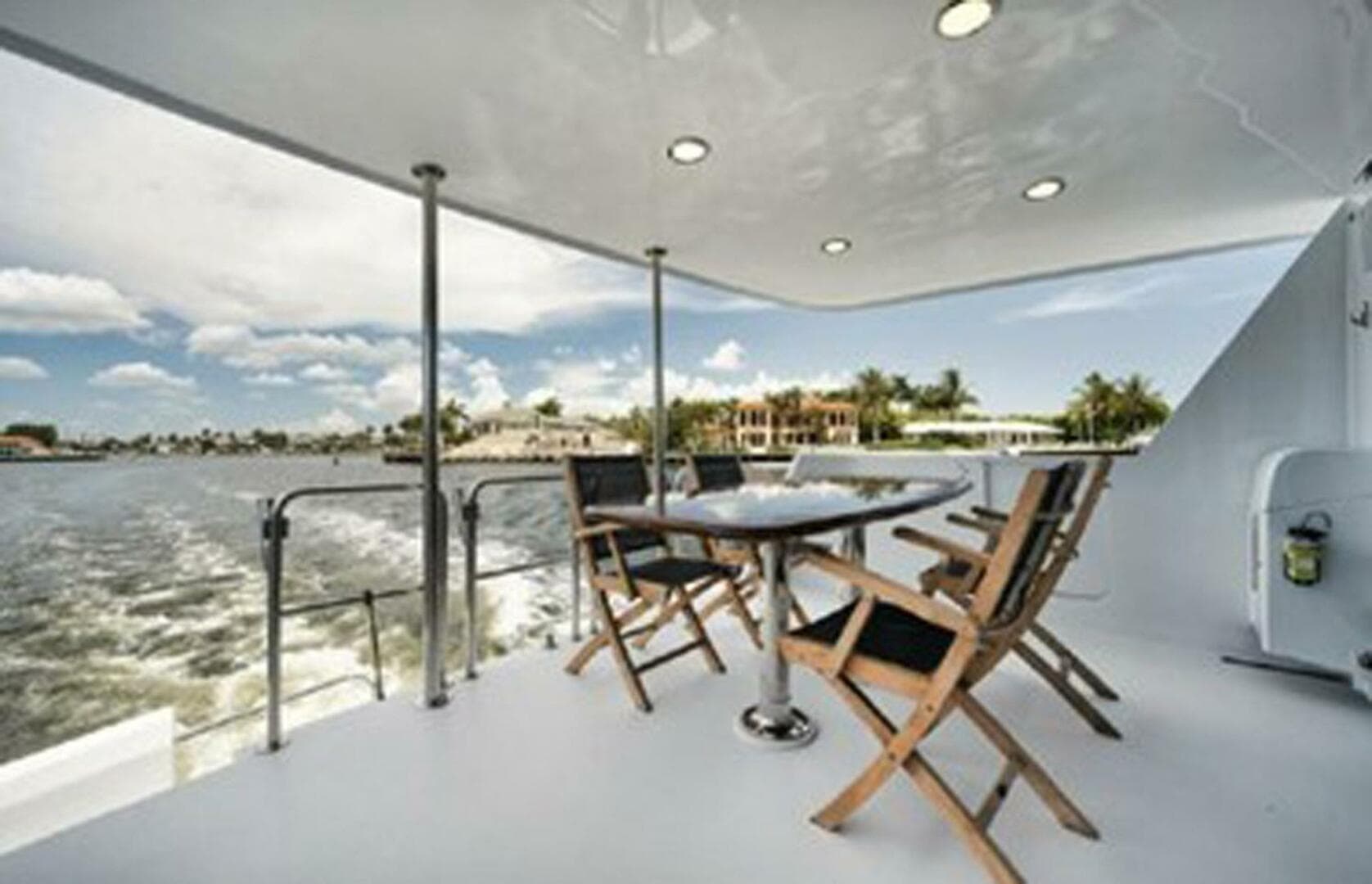 1998 Hatteras 74 Cockpit Motoryacht