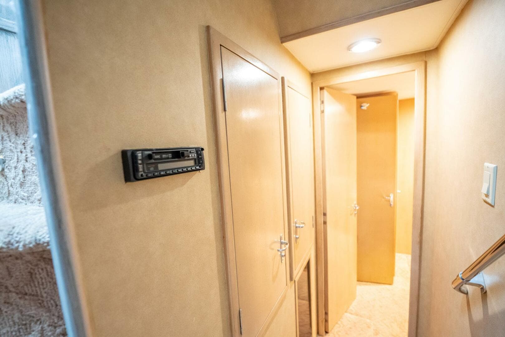 1998 Hatteras 74 Cockpit Motoryacht