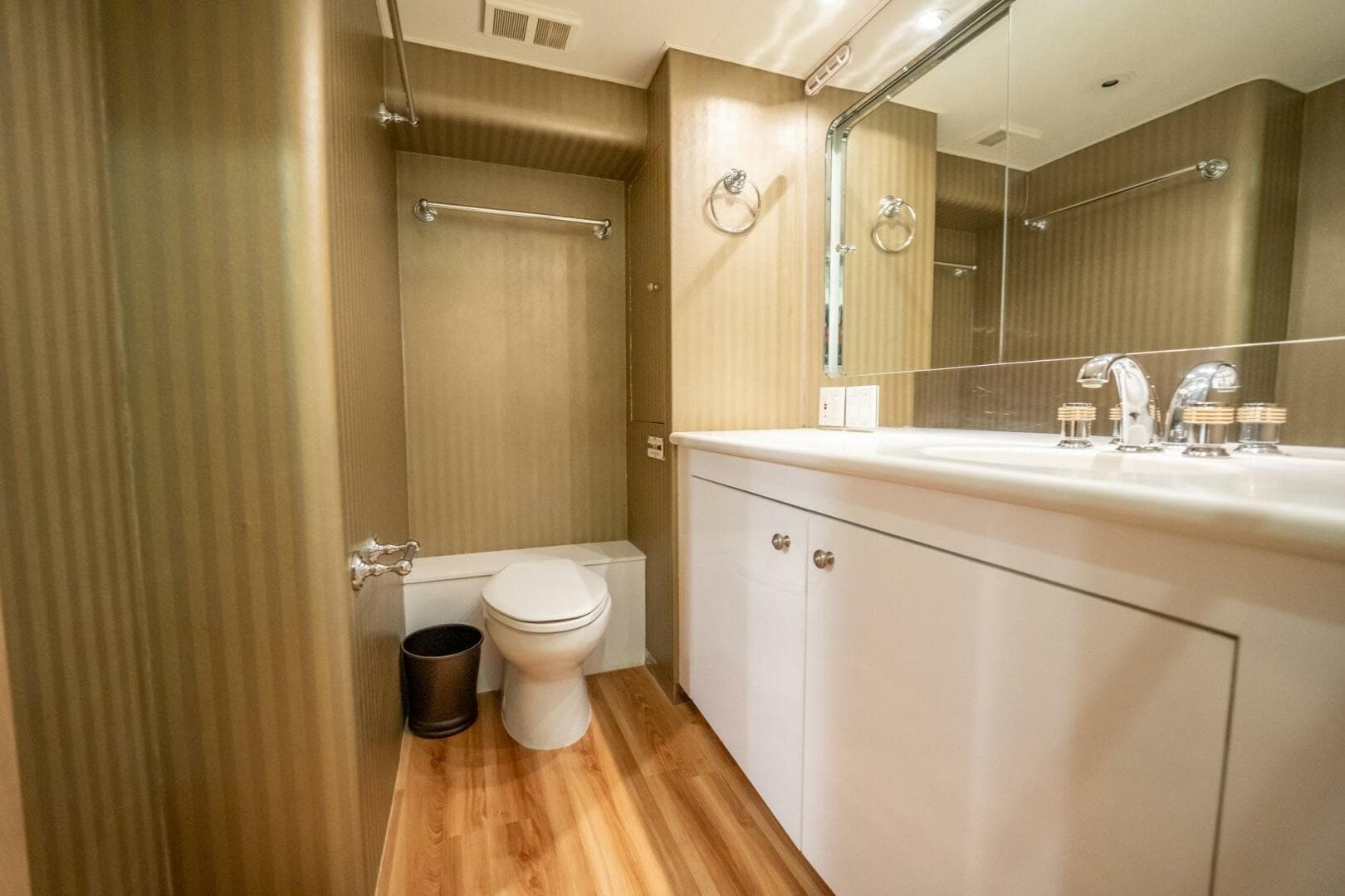 1998 Hatteras 74 Cockpit Motoryacht