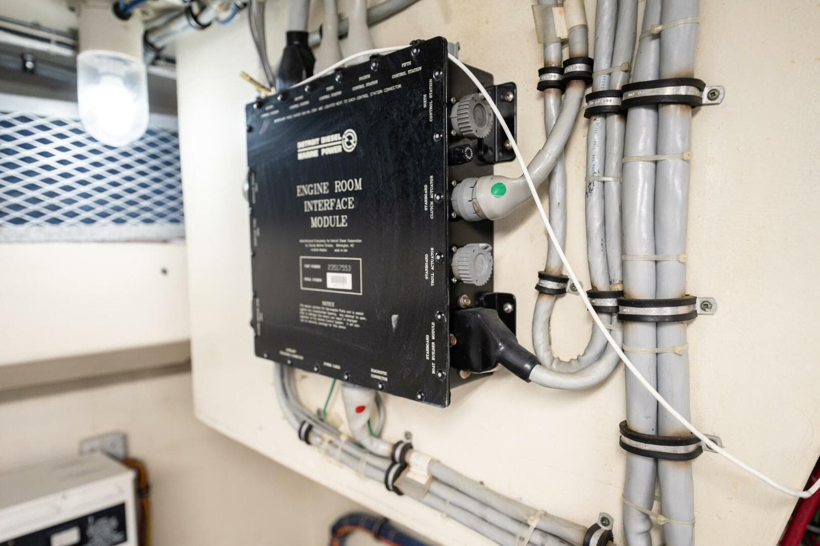 1998 Hatteras 74 Cockpit Motoryacht