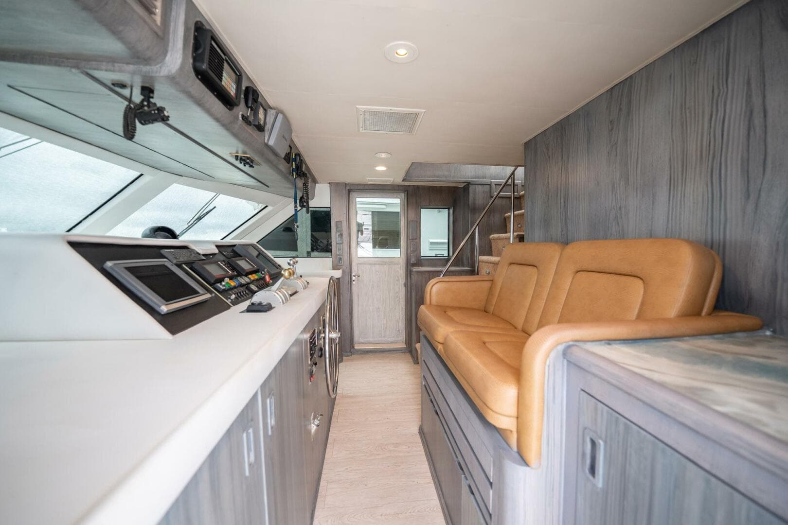 1998 Hatteras 74 Cockpit Motoryacht