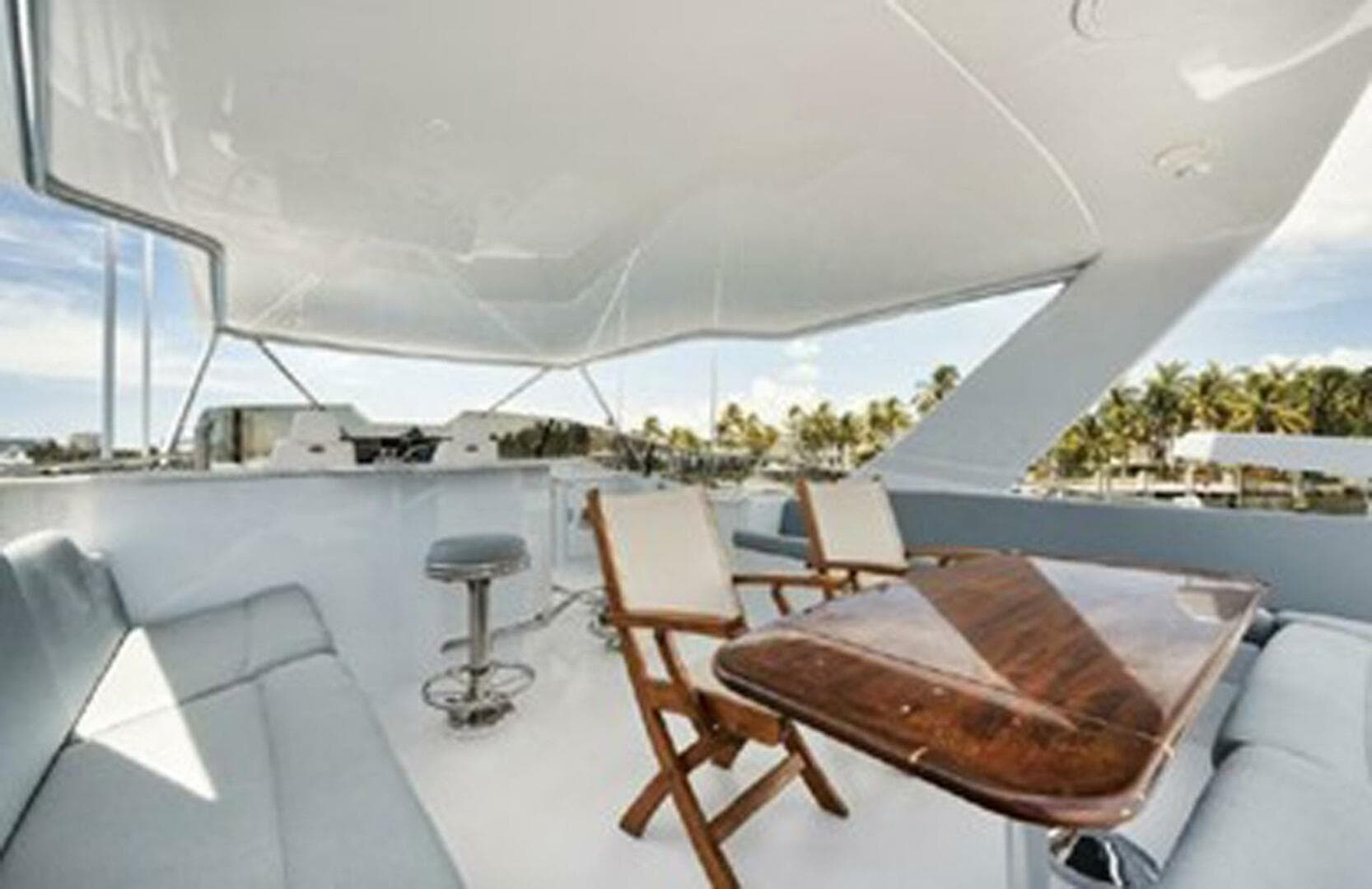 1998 Hatteras 74 Cockpit Motoryacht