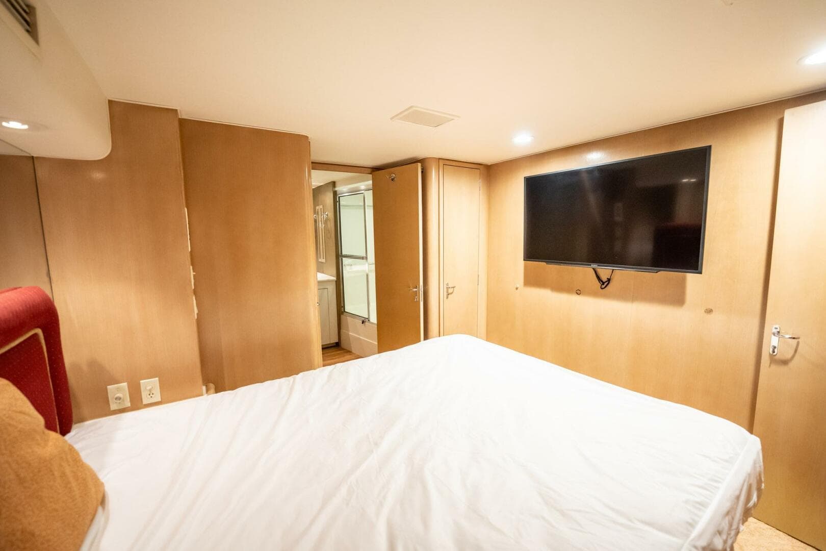 1998 Hatteras 74 Cockpit Motoryacht