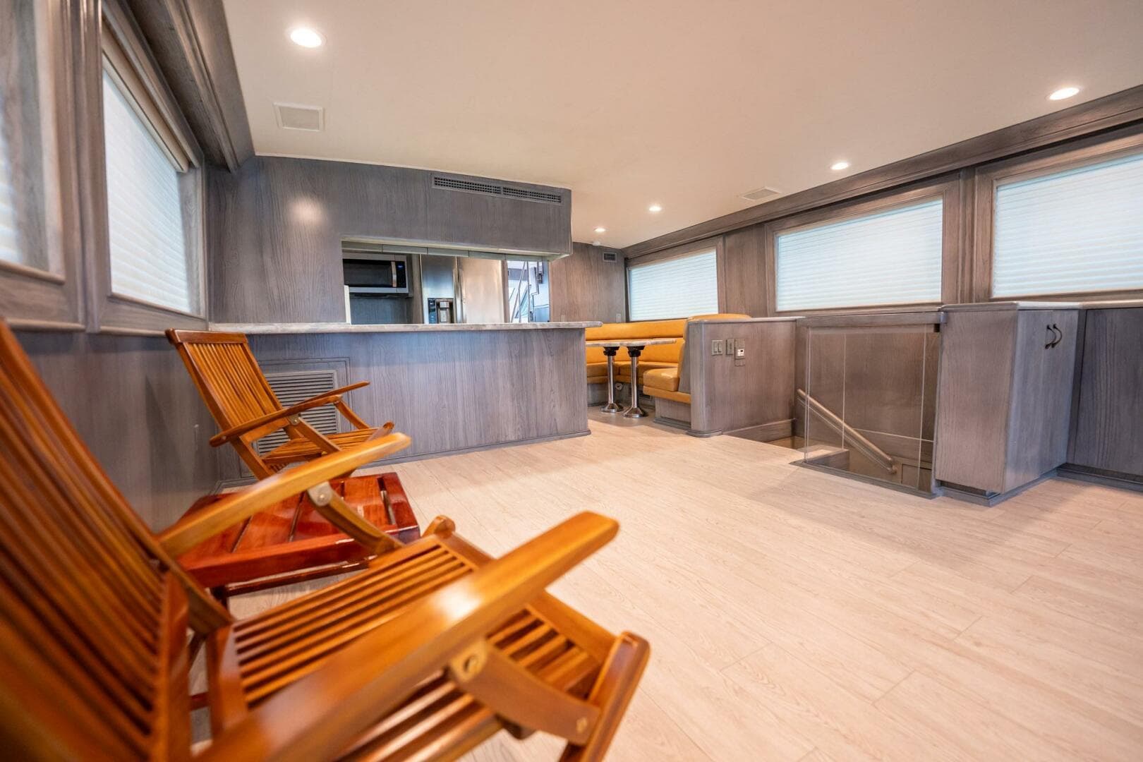 1998 Hatteras 74 Cockpit Motoryacht