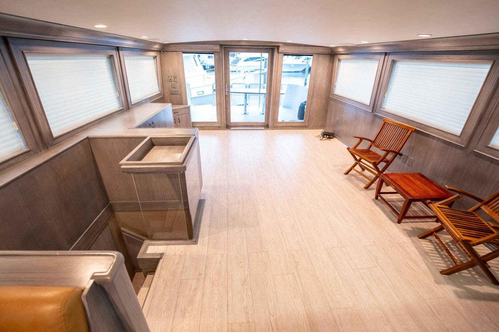 1998 Hatteras 74 Cockpit Motoryacht