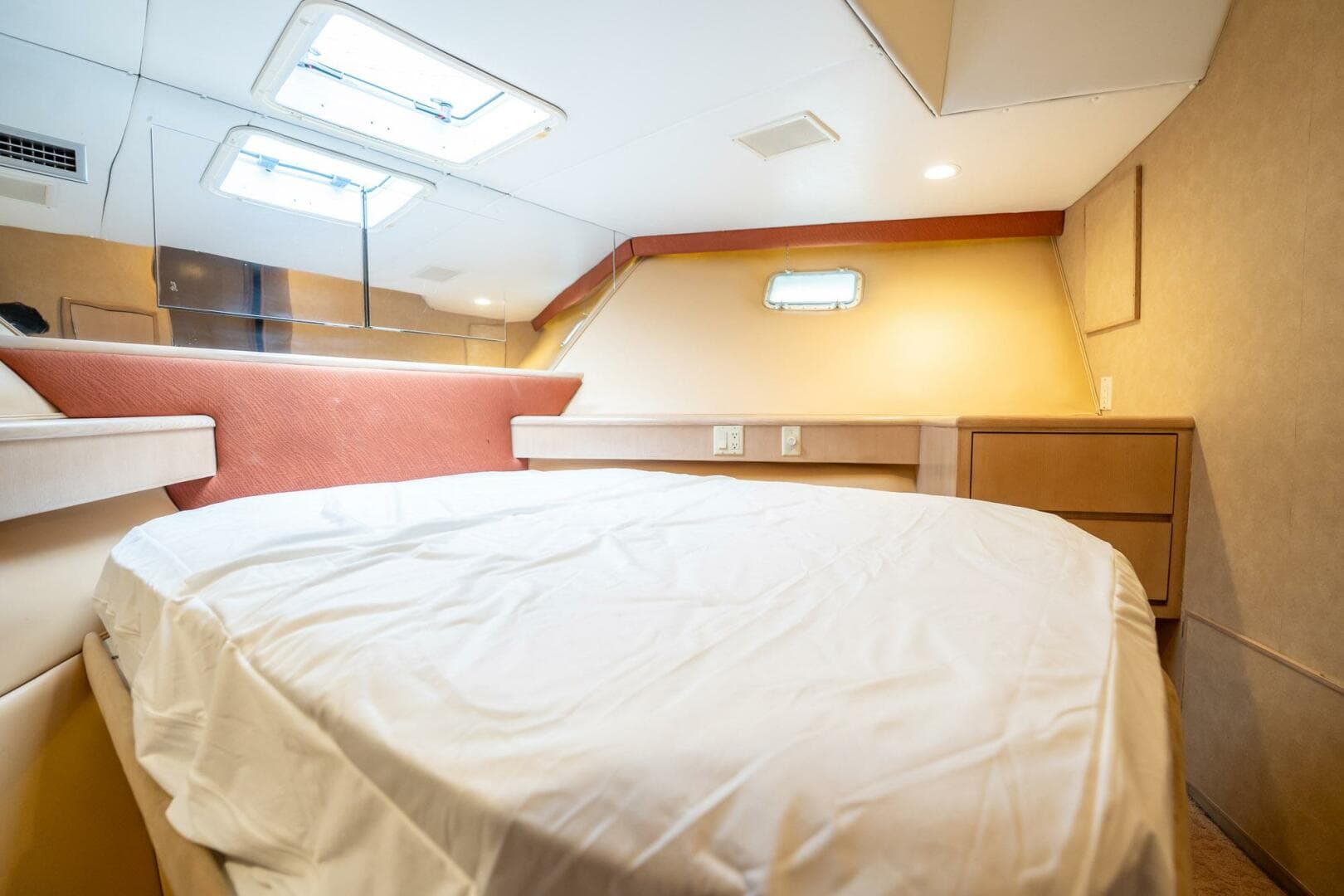 1998 Hatteras 74 Cockpit Motoryacht