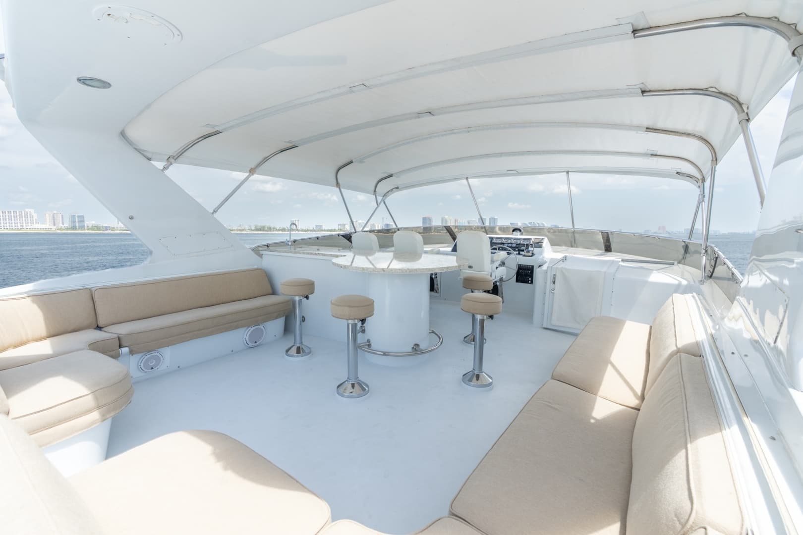 2000 Hatteras 75 Sport Deck