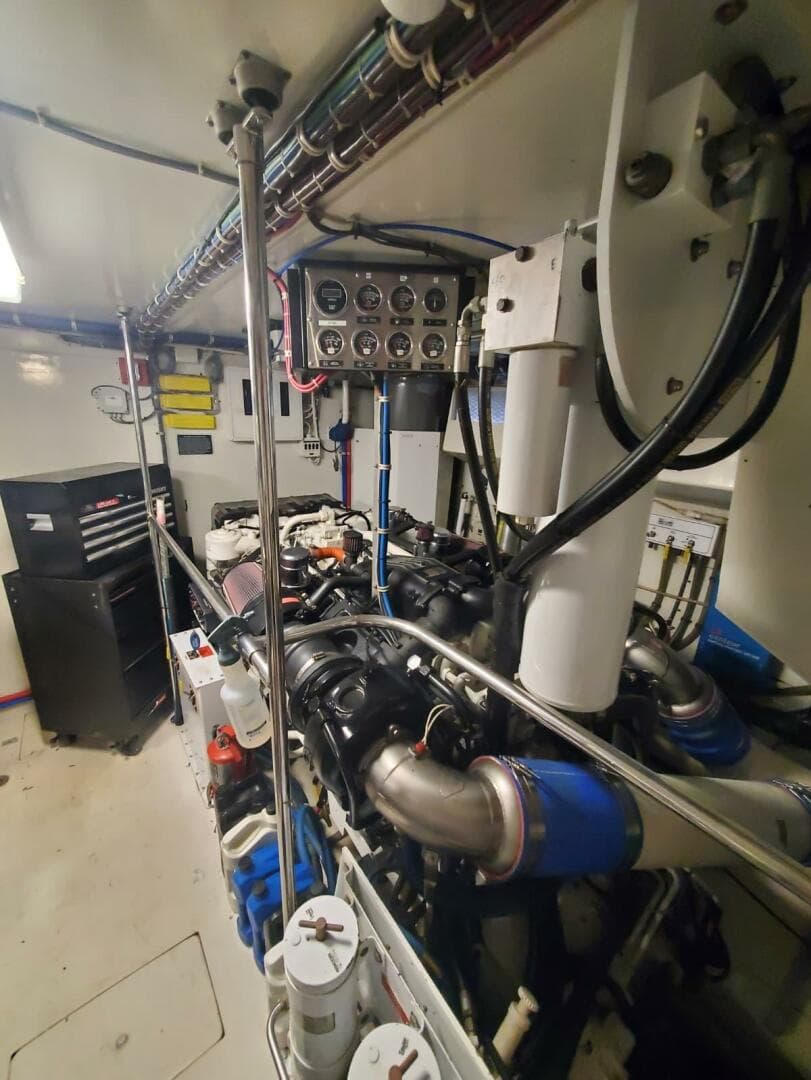 2000 Hatteras 75 Sport Deck