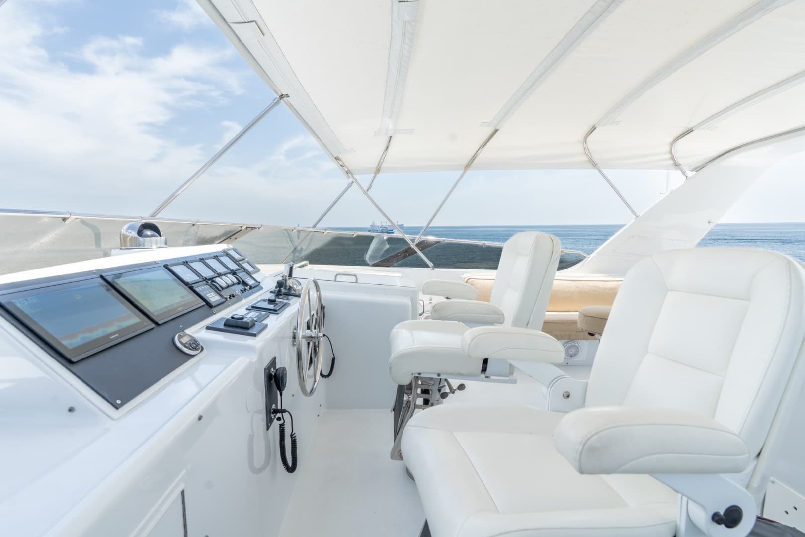 2000 Hatteras 75 Sport Deck