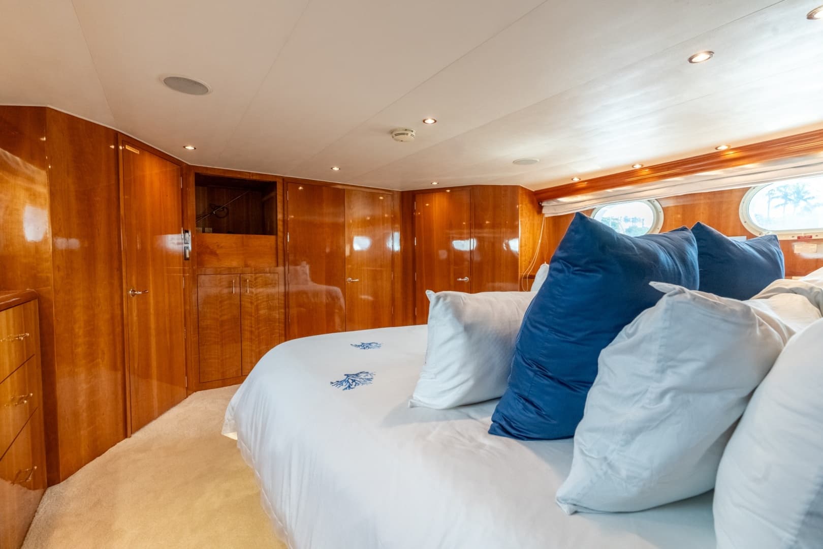 2000 Hatteras 75 Sport Deck