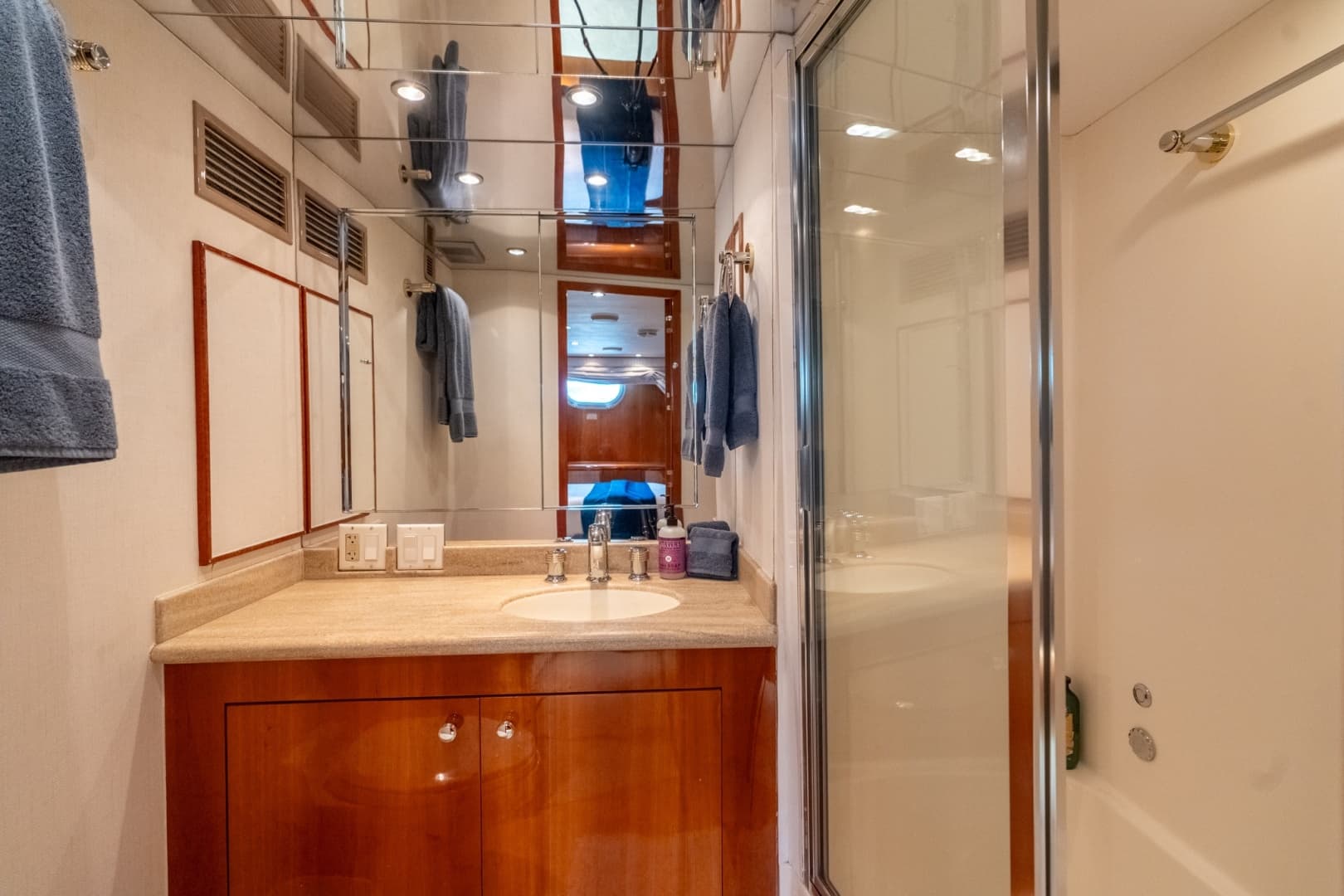 2000 Hatteras 75 Sport Deck