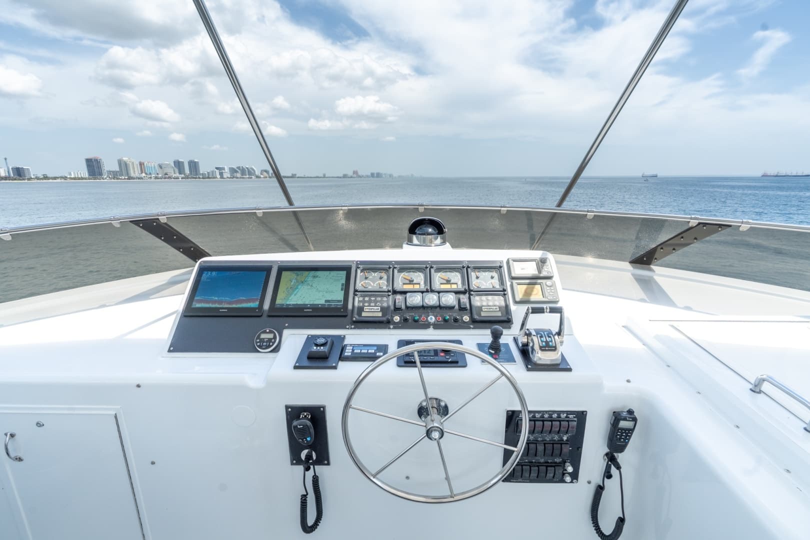 2000 Hatteras 75 Sport Deck