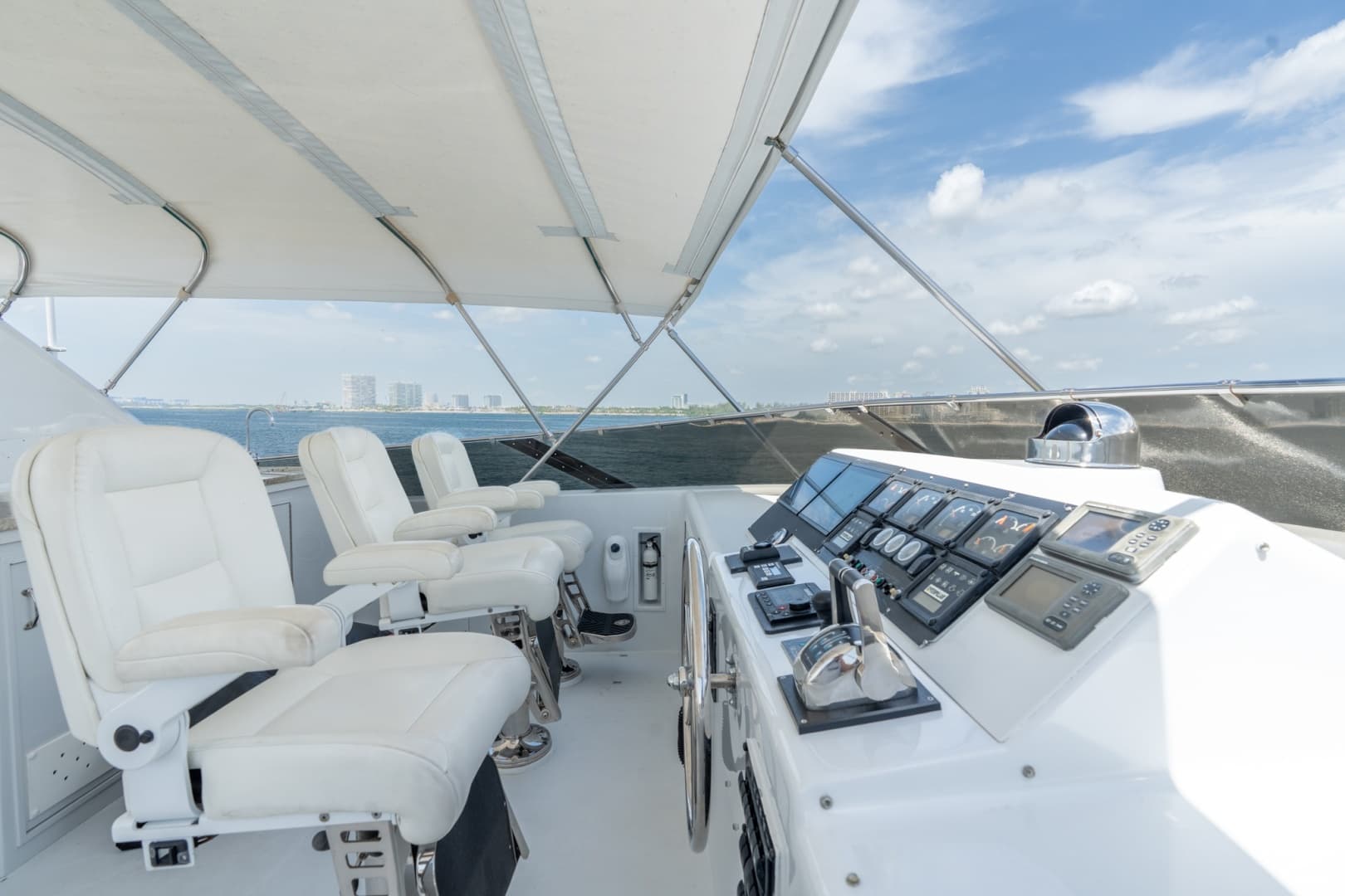 2000 Hatteras 75 Sport Deck