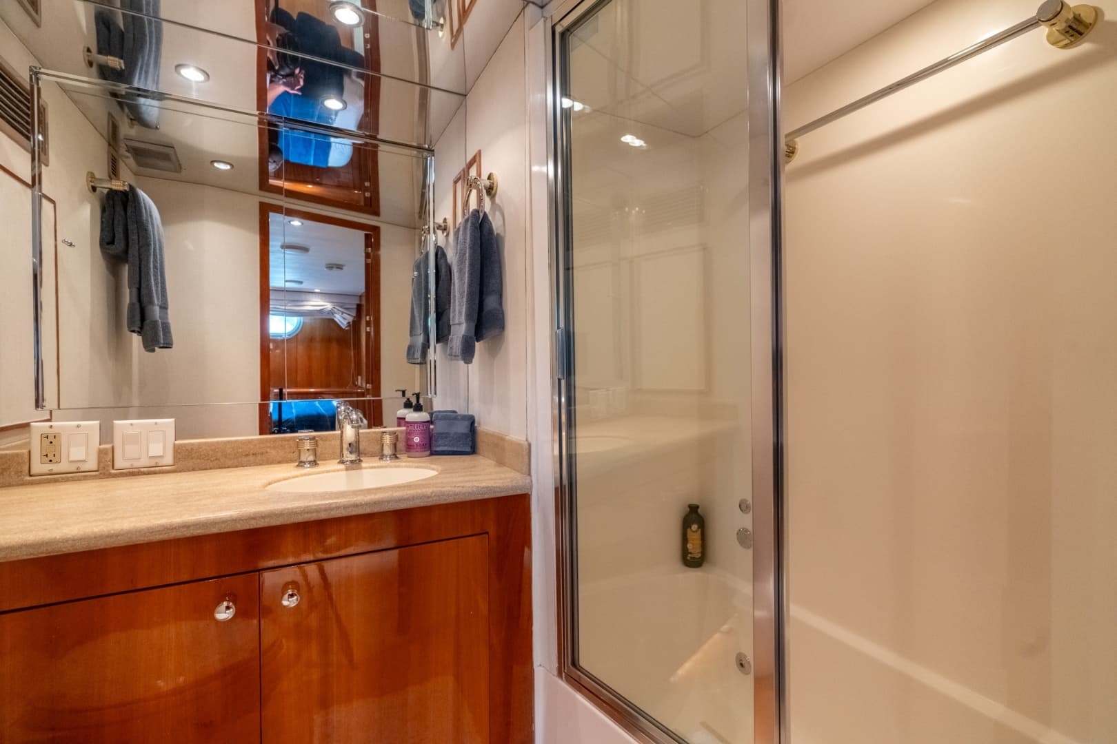2000 Hatteras 75 Sport Deck