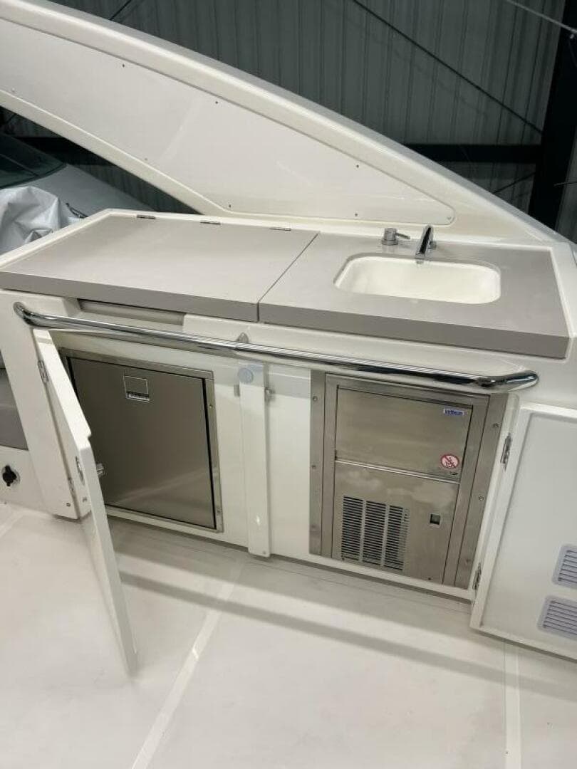 2023 Absolute 48 Navetta