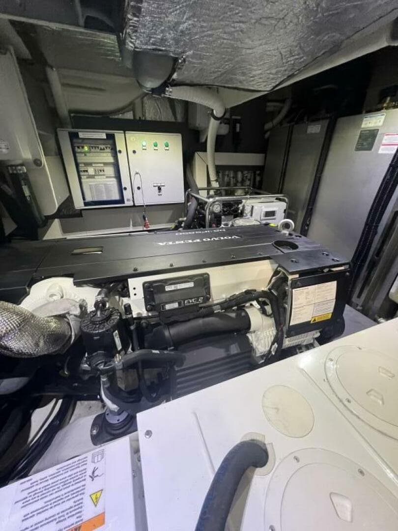 2023 Absolute 48 Navetta