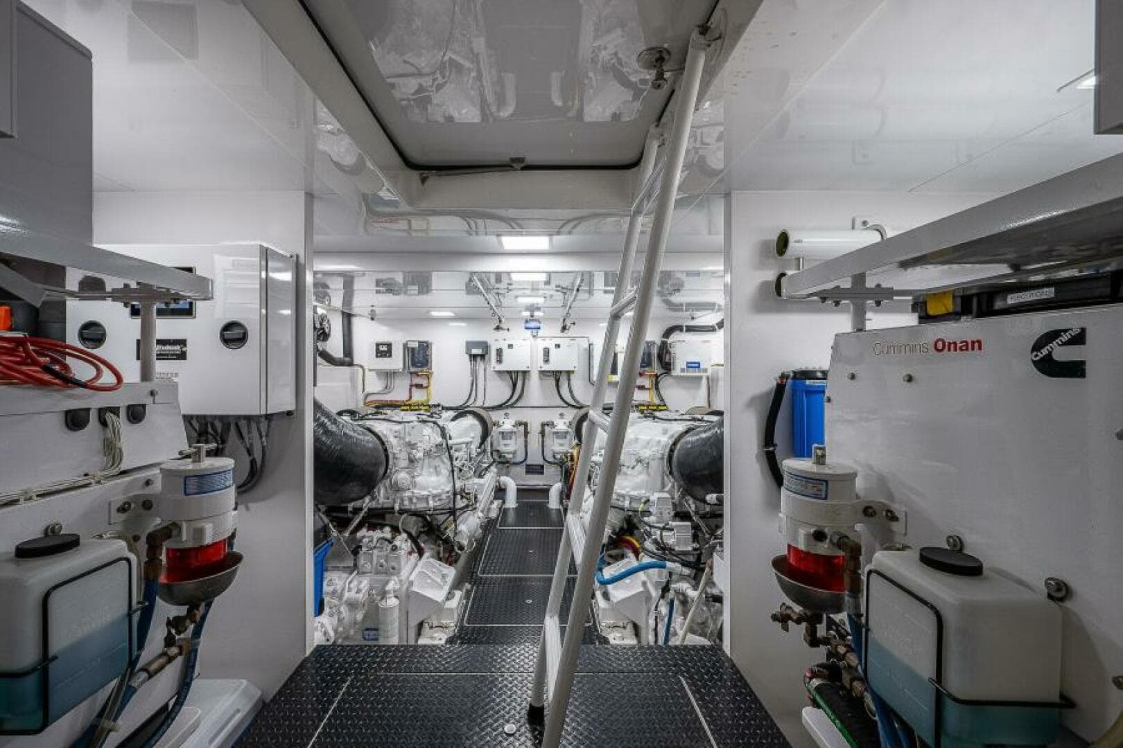 Viking 75 MIRAGE -Engine Room