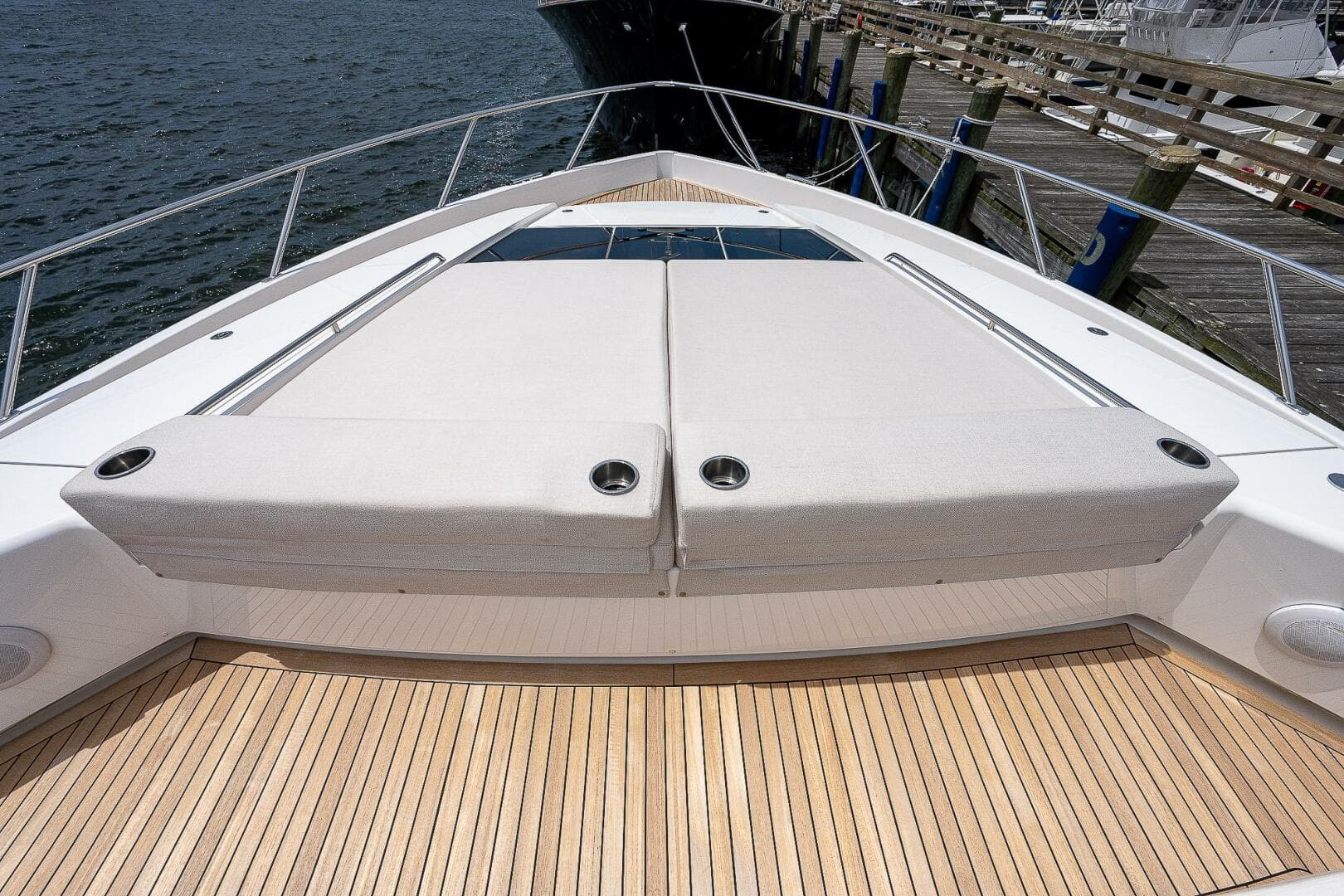 Viking 75 MIRAGE -  Bow