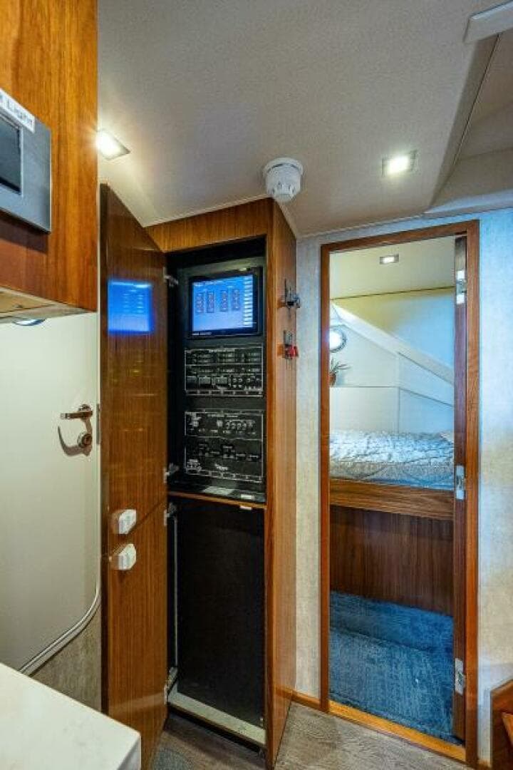 Viking 75 MIRAGE - Crew Quarters