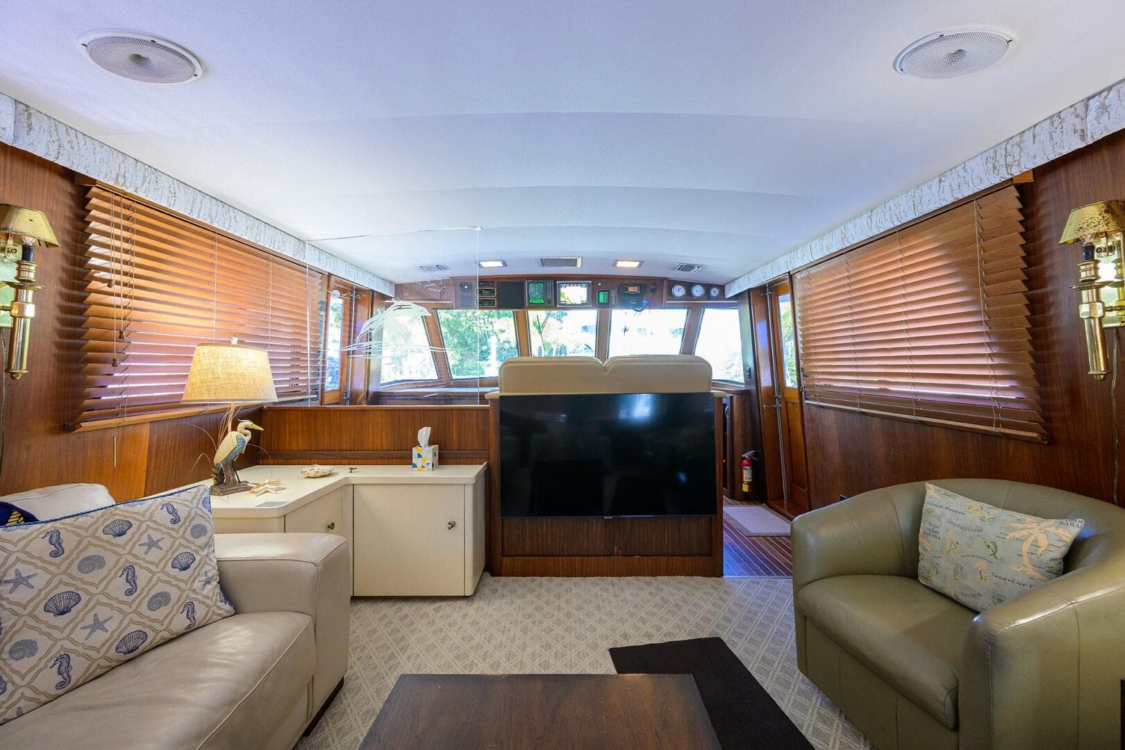Hatteras 63 - Phantom - Salon Seating and TV