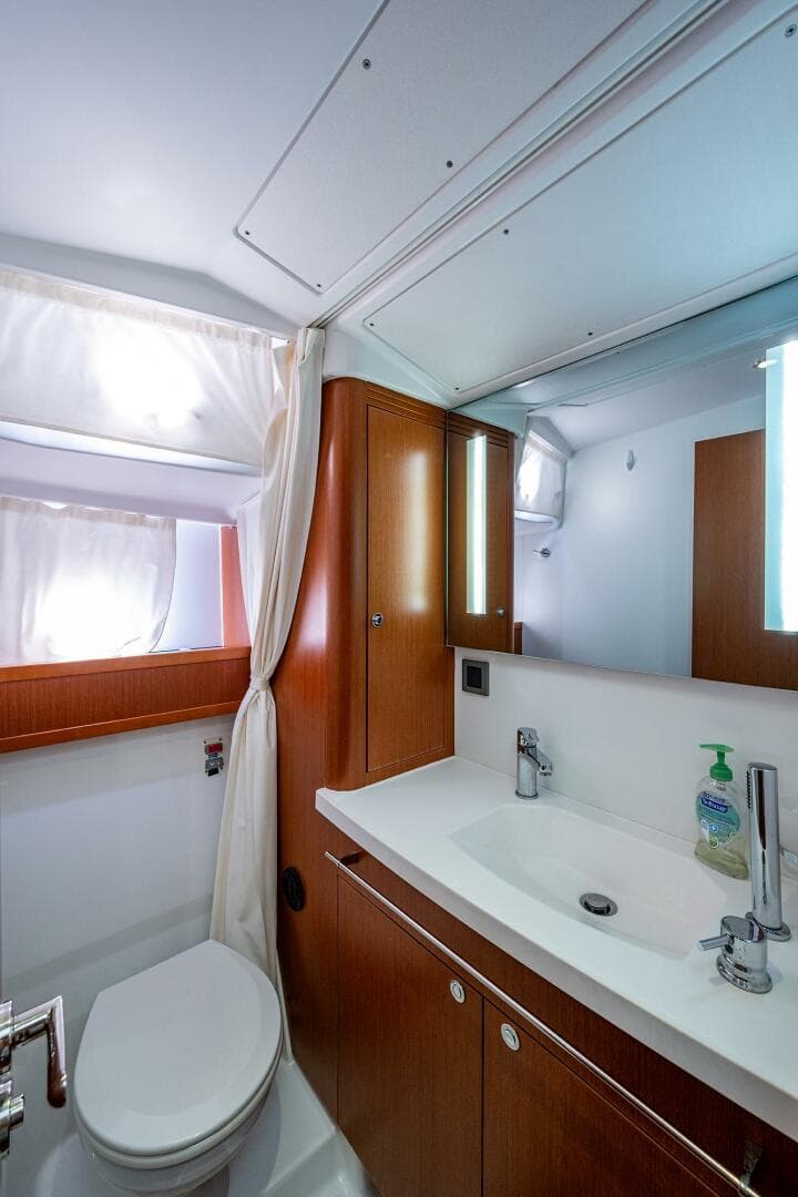 Beneteau 44 Stellar Seascape  - Guest Head, Sink and Head